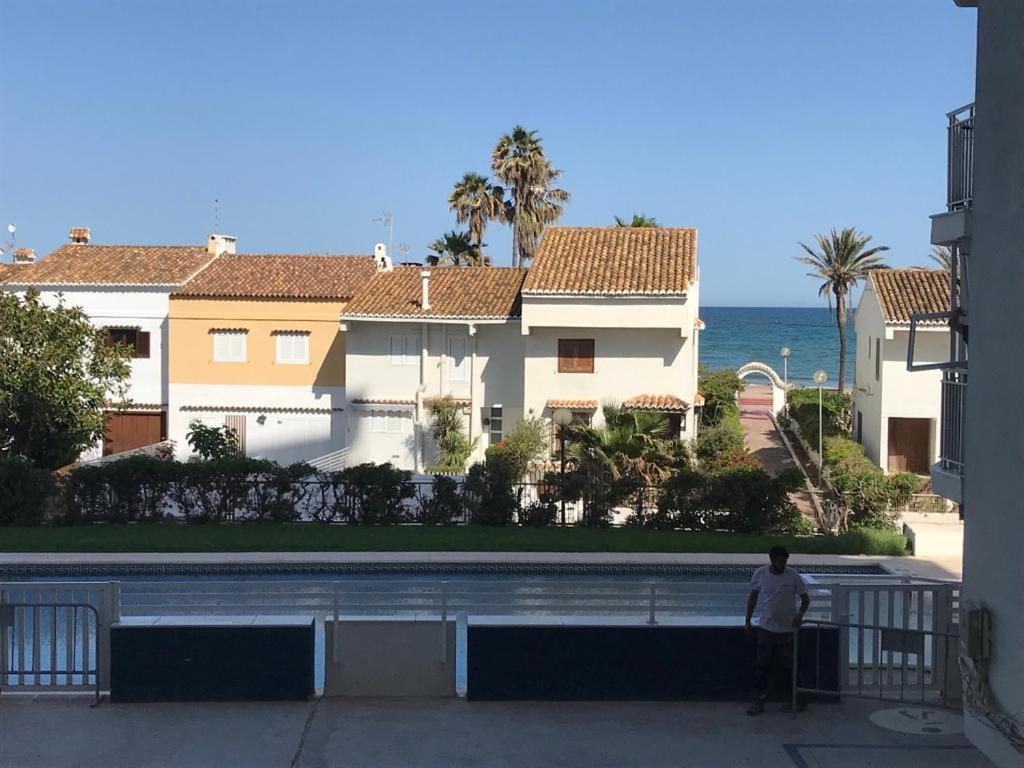 Apartamento En Complejo Residencial Con Piscina Y Garaje Frente Al Mar Валенсия Екстериор снимка